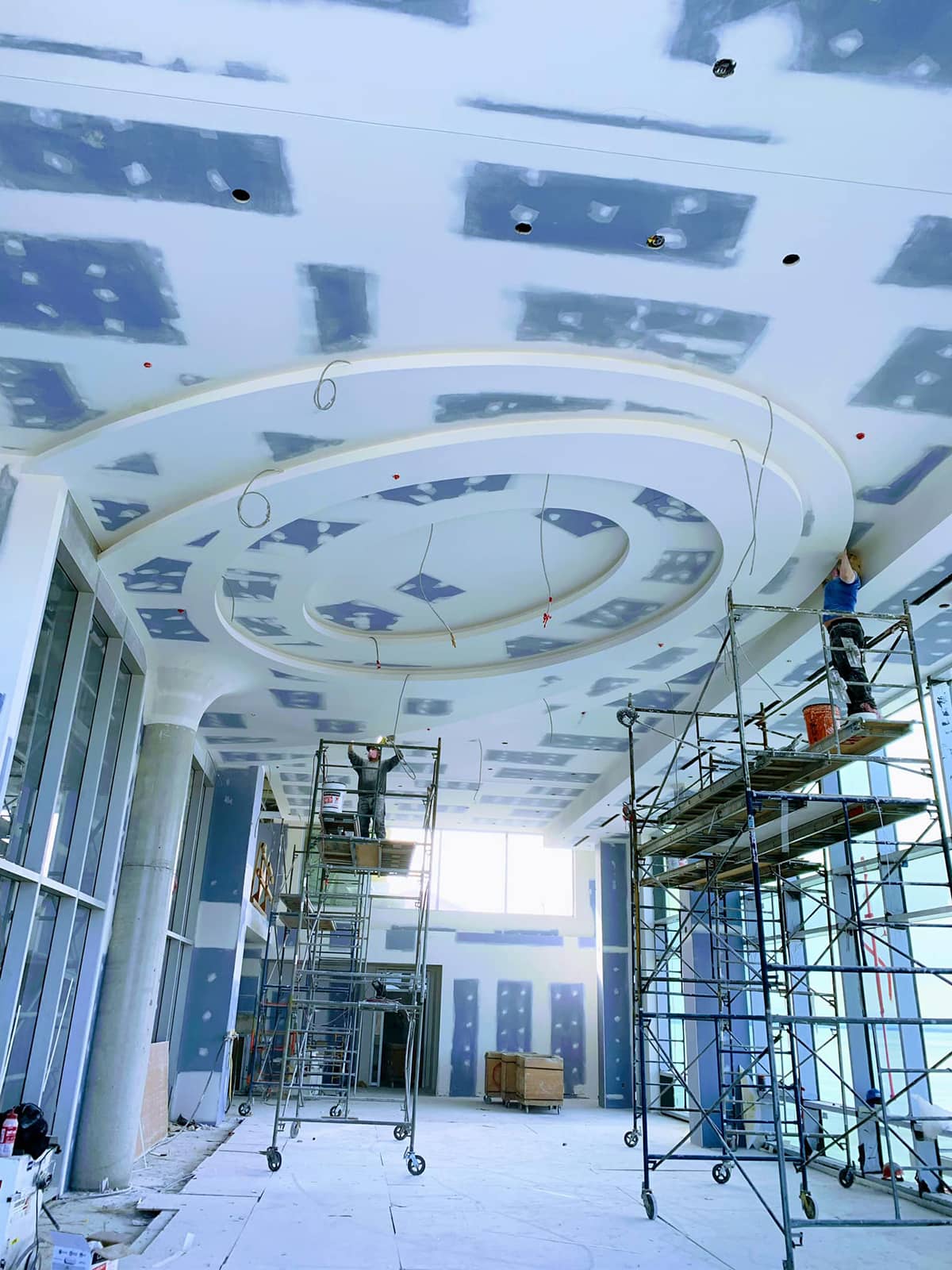 Plafond rénové avec des moulures décoratives et un éclairage encastré moderne