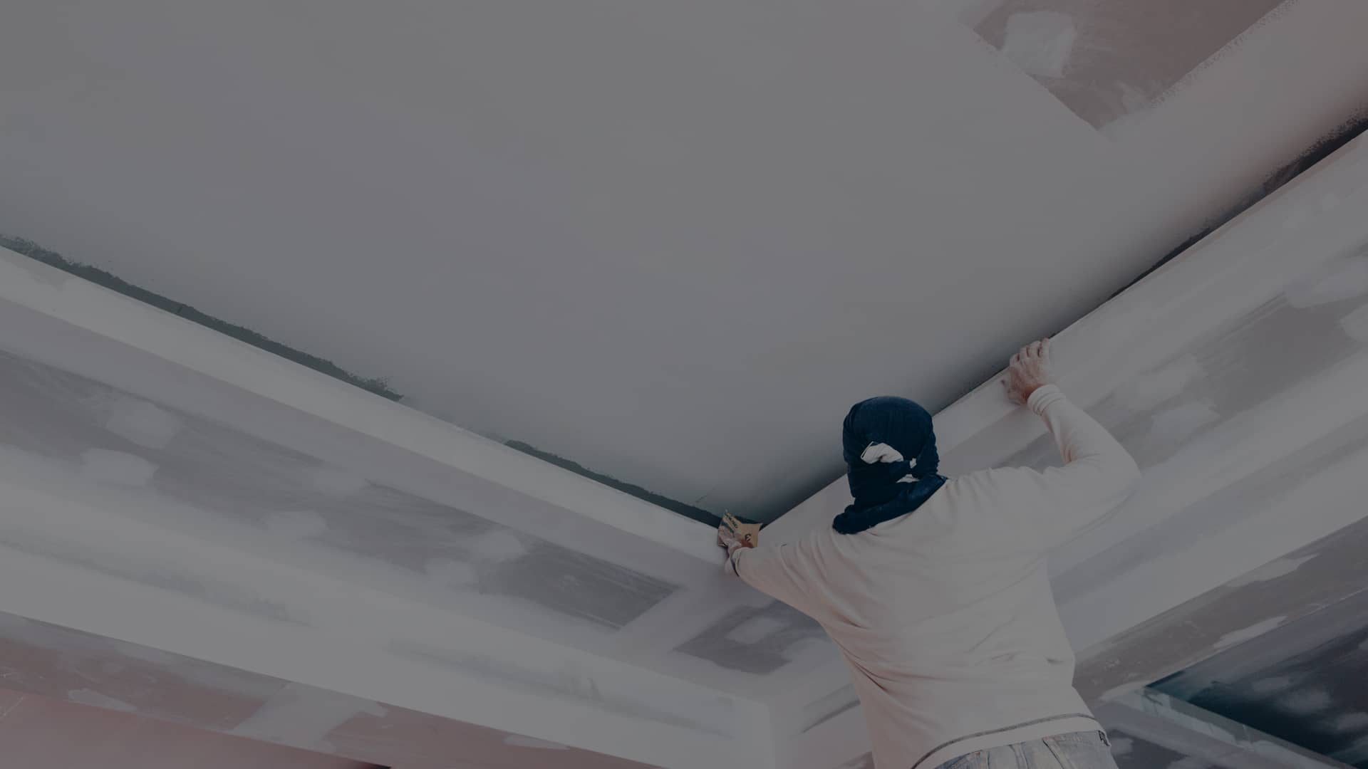 main de travailleur utilisant des joints de plafond de plâtre de gypse au chantier de construction